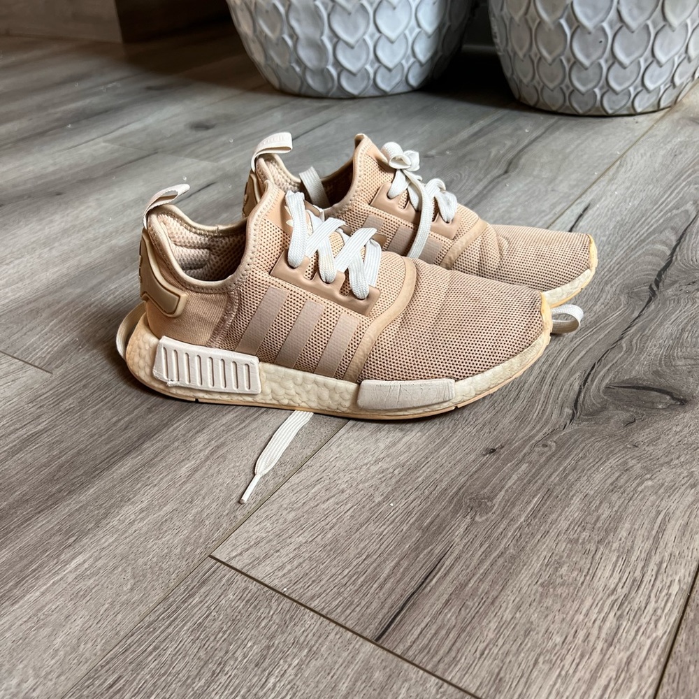 Adidas originals. I took the laces off but i'll put it in the package